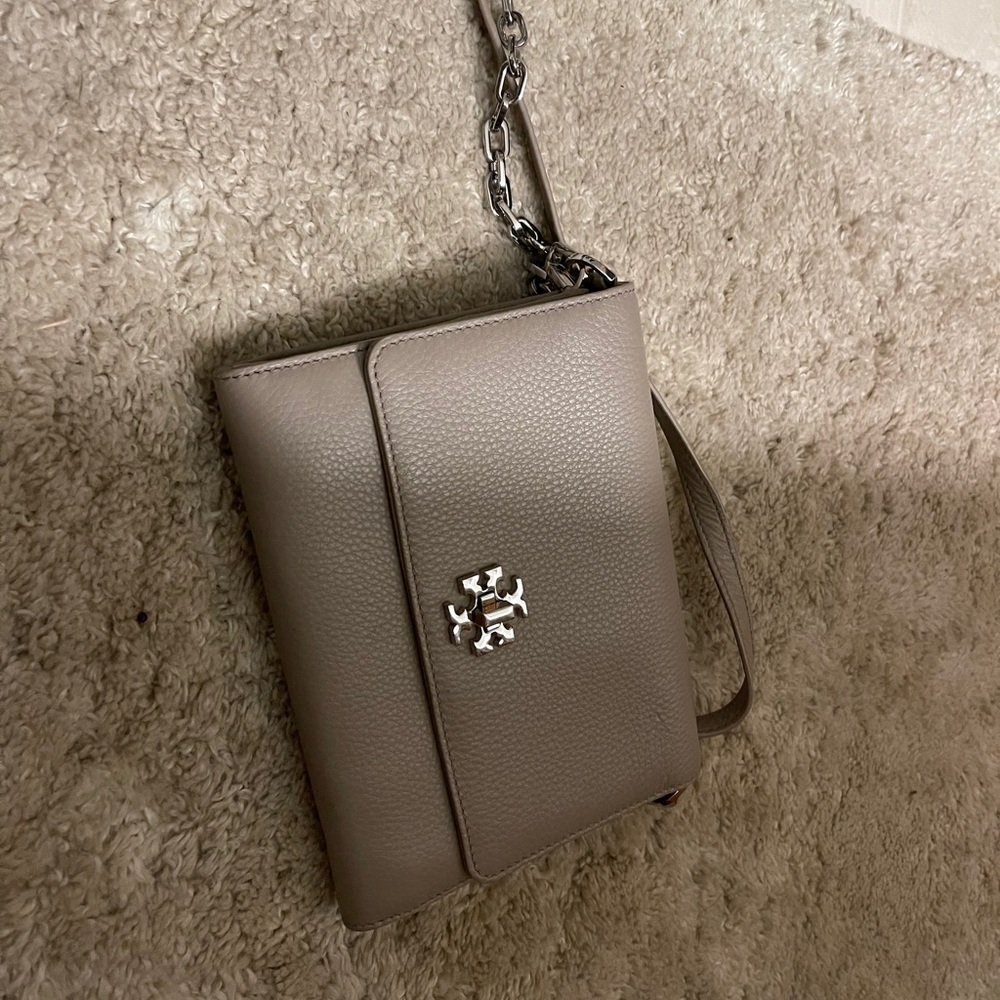 A beautiful small Tory Burch handbag.